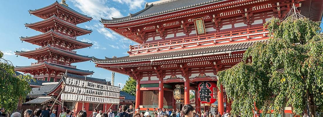 La Pagoda di Asakusa e il portale Hozomon, vicino al santuario Senso-ji.