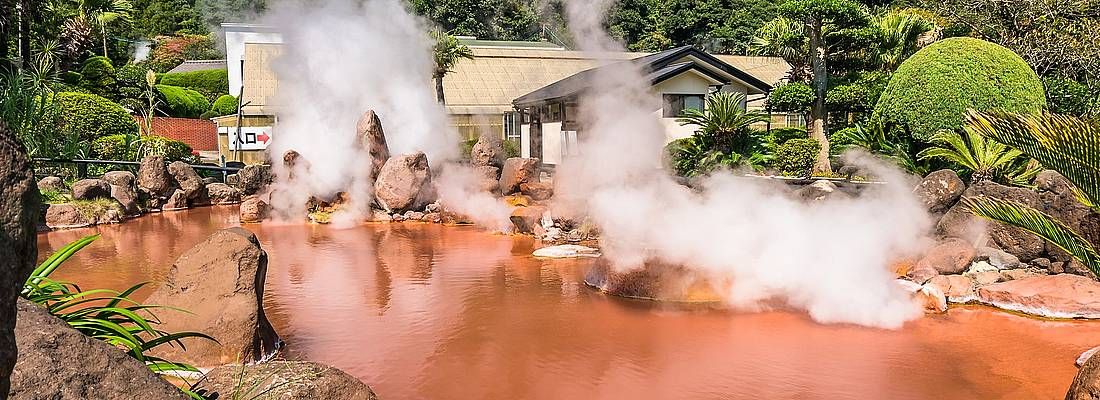 Acqua termale caldissima e color rosso, al Chi-no-Ike Jigoku di Beppu.