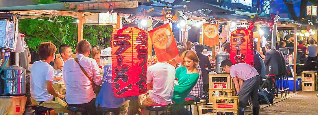 Gli yatai di Fukuoka: bancarelle che servono ramen, gremite di gente.