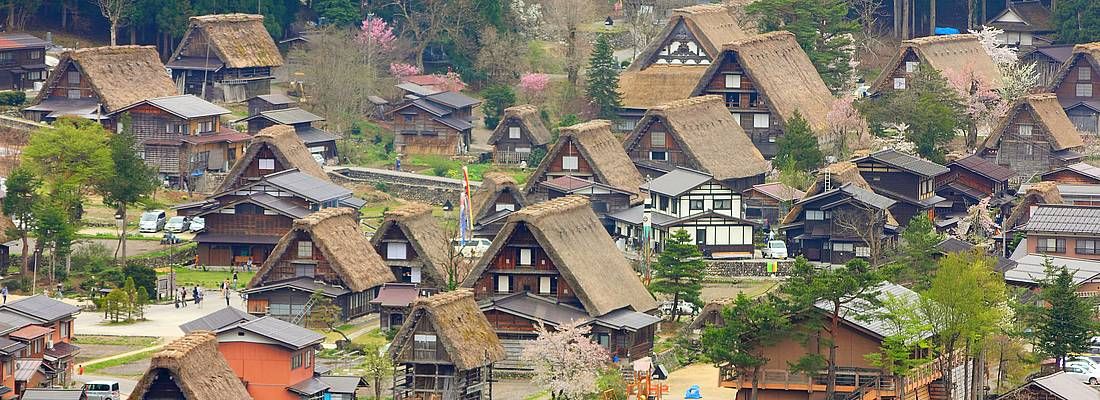 Vista del villaggio di Shirakawa-go dall'alto, e le case dai tradizionali tetti in paglia.