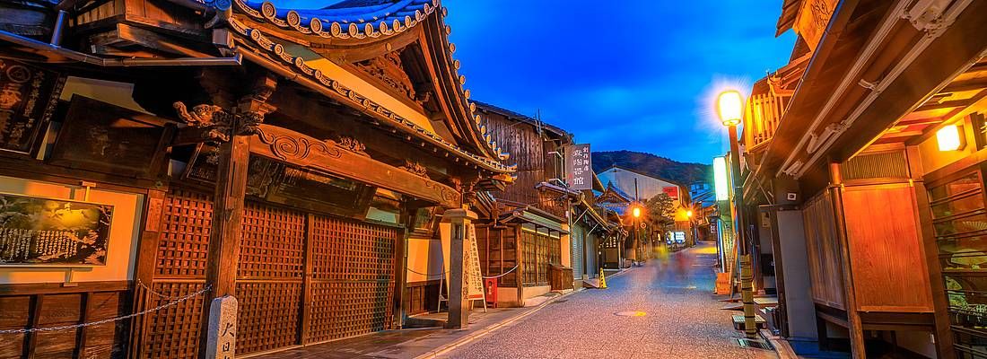 Edifici tradizionali a Gion, al tramonto.