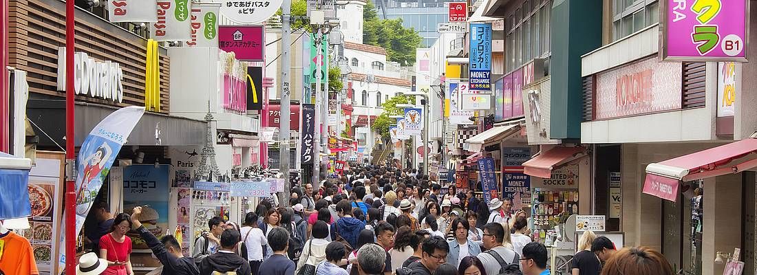 La strada Takeshita Dori, gremita di gente che fa shopping.