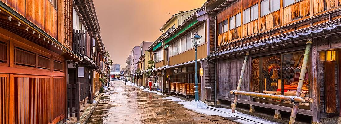 Il quartiere di Higashi Chaya di Kanazawa al tramonto.