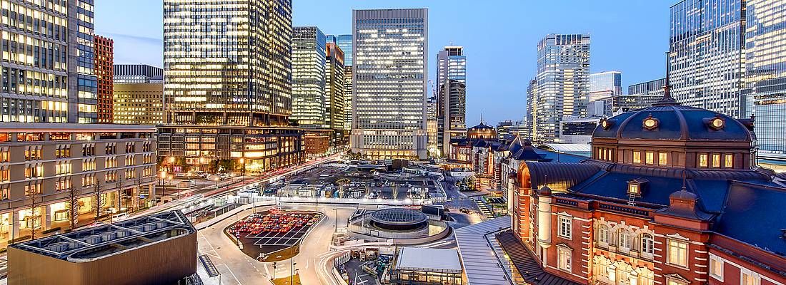 La stazione JR Tokyo al tramonto, e la piazza nella zona di Marunouchi.