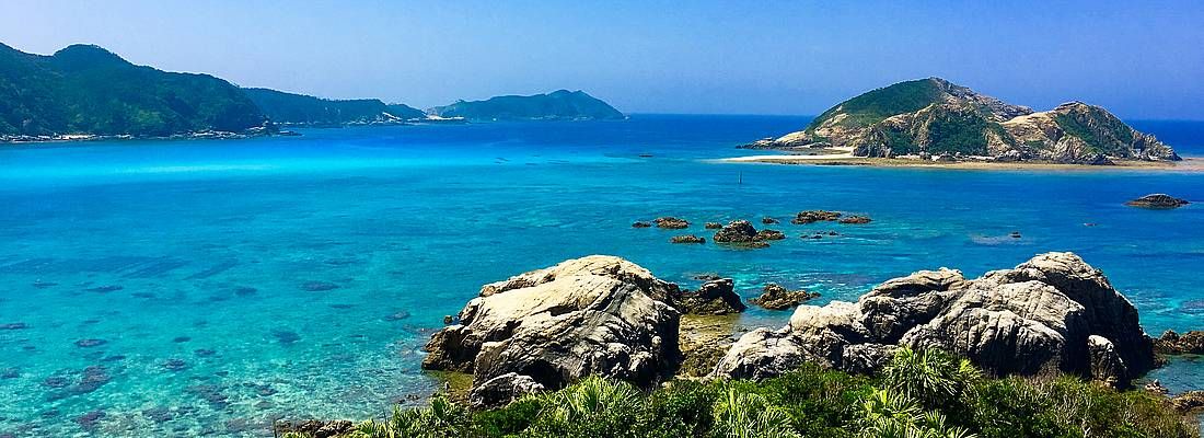 Scogli e mare con acqua cristallina ad Okinawa.