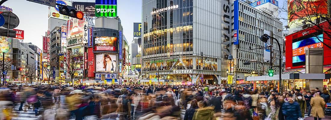 L'incrocio di Shibuya, nel momento in cui viene attraversato da centinaia di persone.