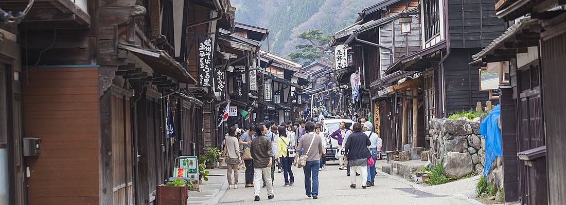 Alcune persone camminano a Sannomachi, la zona della città vecchia di Takayama.