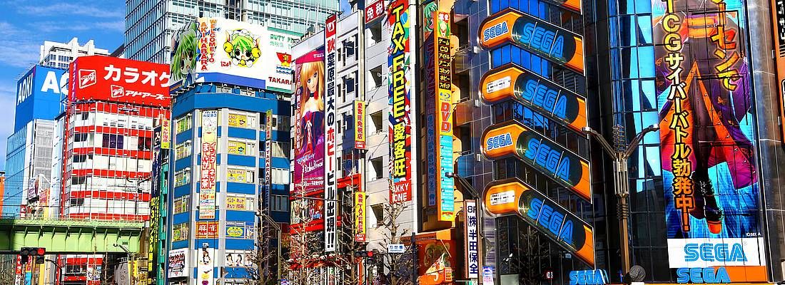 Edifici colorati nel centro di Akihabara.