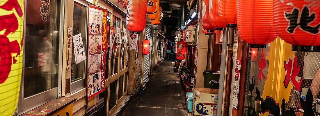 Strada con ristoranti tipici, a Ginza.