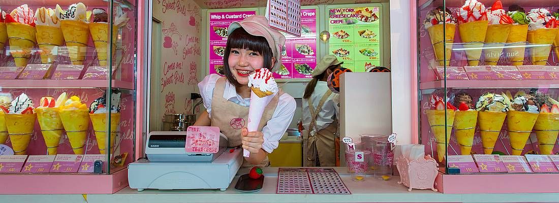 Commessa sorridente, in un negozio specializzato in crepes, a Takeshita Dori (Harajuku).