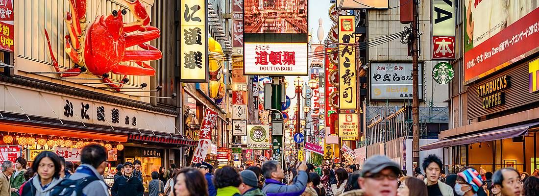 Il centro della zona di Dotonbori ad Osaka, con la grande e caratteristica scultura del granchio del ristorante Kani Doraku.