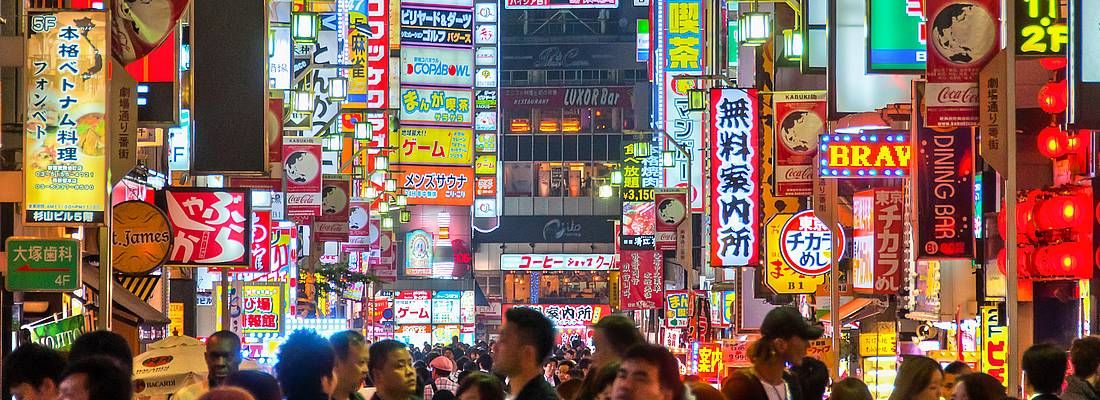 Le luci della zona di Kabuki-cho, a Shinjuku.