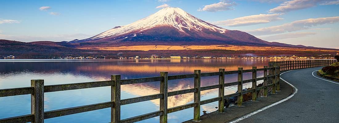 Il Monte Fuji visto dal Lago Yamanaka, nella Prefettura di Yamanashi.