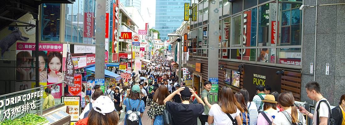 L'inizio della strada Takeshita Dori, nei pressi della stazione JR Harajuku.