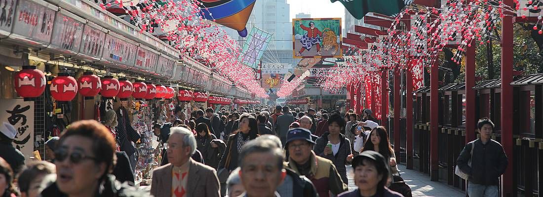 La strada Nakamise Dori, con decorazioni tradizionali.