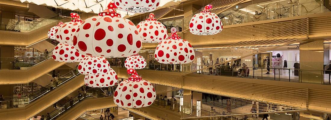 Il centro commerciale Ginza Six, con opere d'arte di Yayoi Kusama.