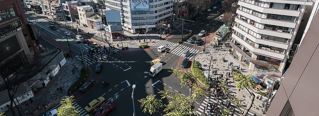 L'incrocio tra Omotesando ed Harajuku, nei pressi del centro commerciale Tokyu Plaza.