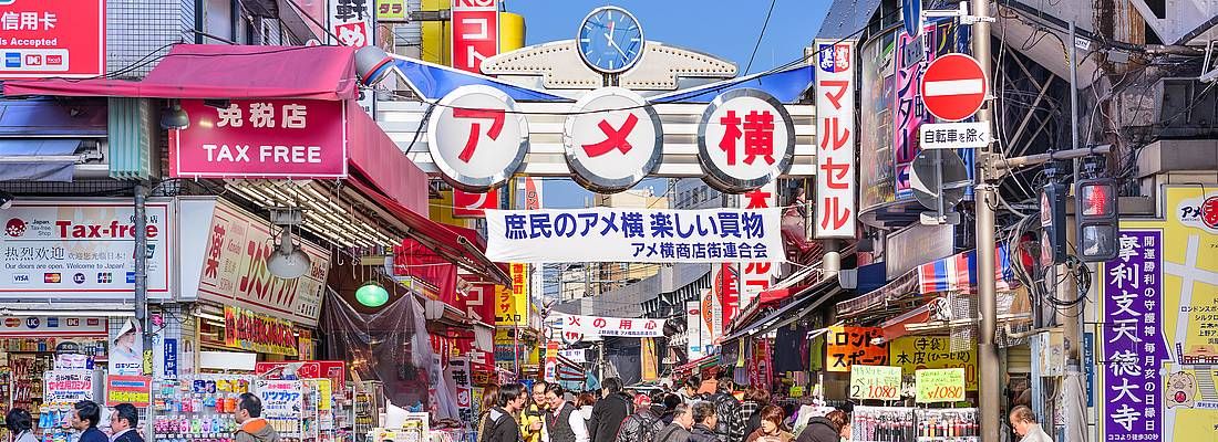 L'ingresso del mercato di Ameyoko a Ueno.