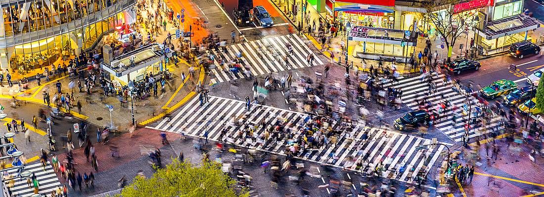 L'incrocio di Shibuya visto dall'alto, nel momento in cui attraversano centinaia di persone.