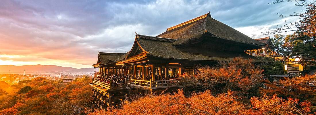 Il tempio Kiyomizu-dera di Kyoto, in autunno, al tramonto.