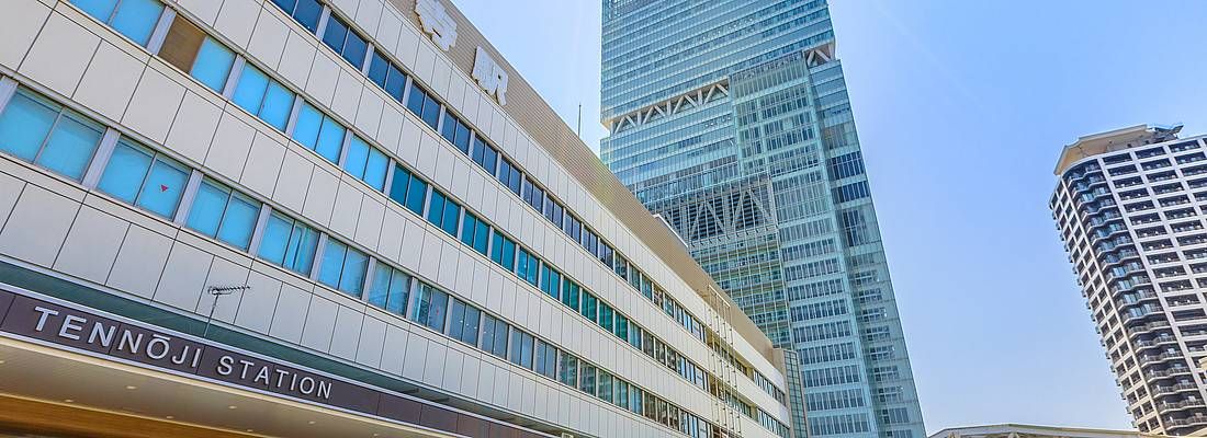 La stazione di Abeno Harukas e una parte dell'impoente grattacielo.