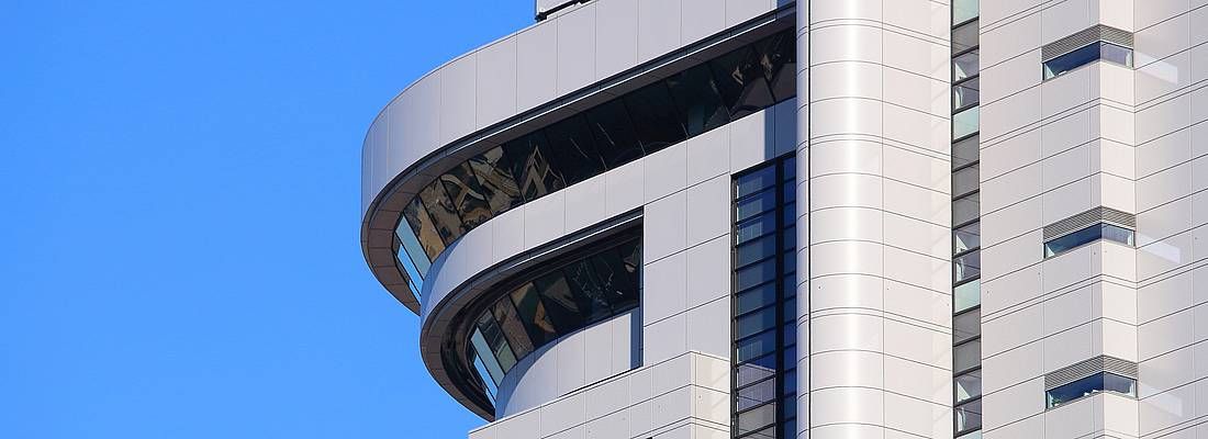 Dettaglio dell'edificio Bunkyo Civic Center a Tokyo.