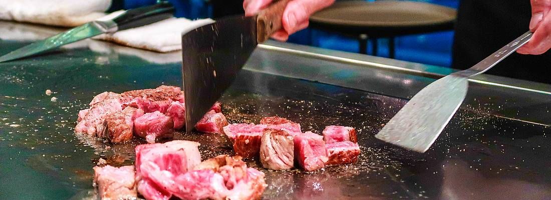 Chef cucina carne di Kobe alla piastra.