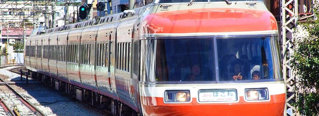 Il treno che porta ad Hakone, visto da davanti.