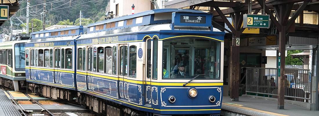 Treno della linea Enoden fermo nella stazione di Hase, diretto a Kamakura.