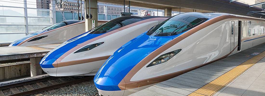 Treni shinkansen della serie E7/W7, diretti a Kanazawa.