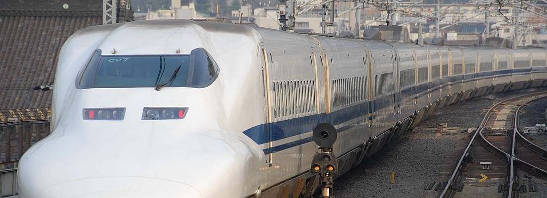 Treno shinkansen visto da davanti.