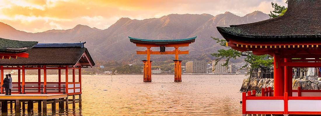 Il torii di Miyajima visto dal santuario Itsukushima, al tramonto.