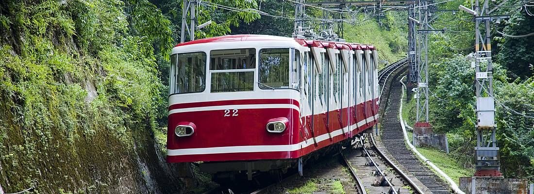 Treno a cremagliera che porta alla cima del Monte Koya.