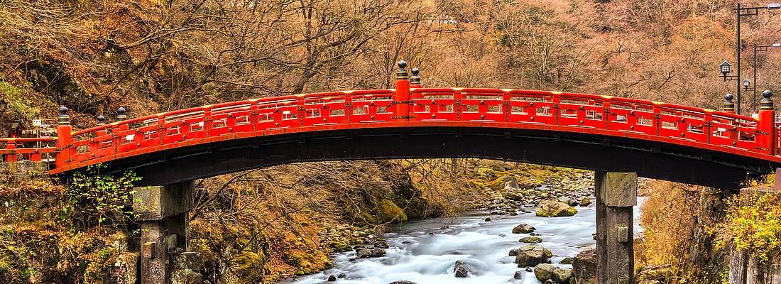 Il sacro ponte rosso Shinkyo a Nikko, in autunno.