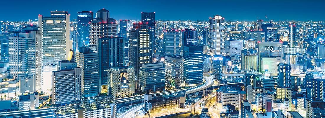 Osaka vista dall'alto, di notte.