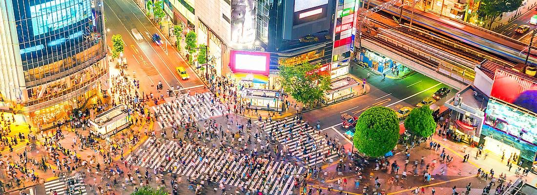 L'incrocio di Shibuya visto dall'alto, di sera, gremito di gente.