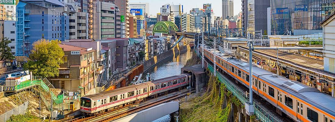 Splendida visuale delle ferrovie a Tokyo, nella zona di Ochanomizu.