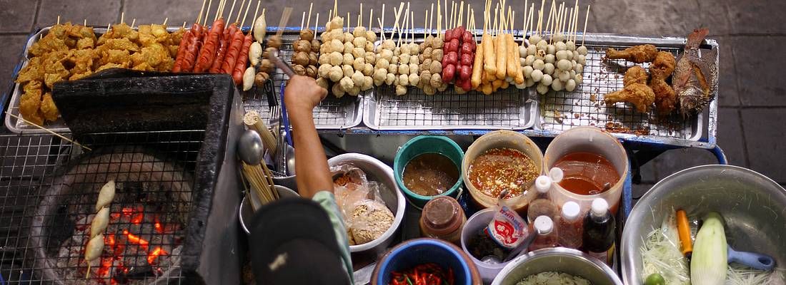 Spiedini e vari ingredienti della cucina thailandese.