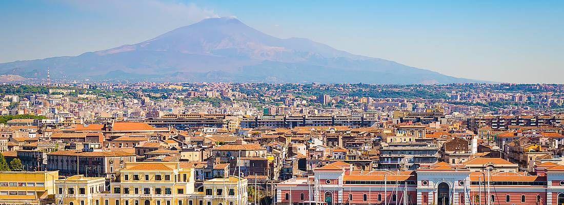 Il porto di Catania e sullo sfondo l'etna.