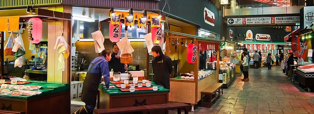 Le strade coperte del mercato Kuromon a Kamnazawa.