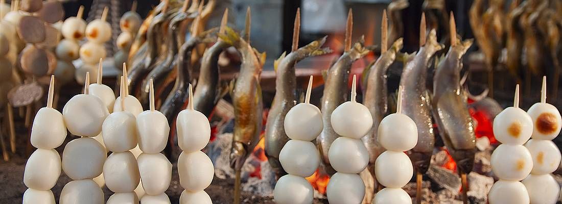 Spiedini di pesce cucinati sulle braci in una bancarella Nikko.