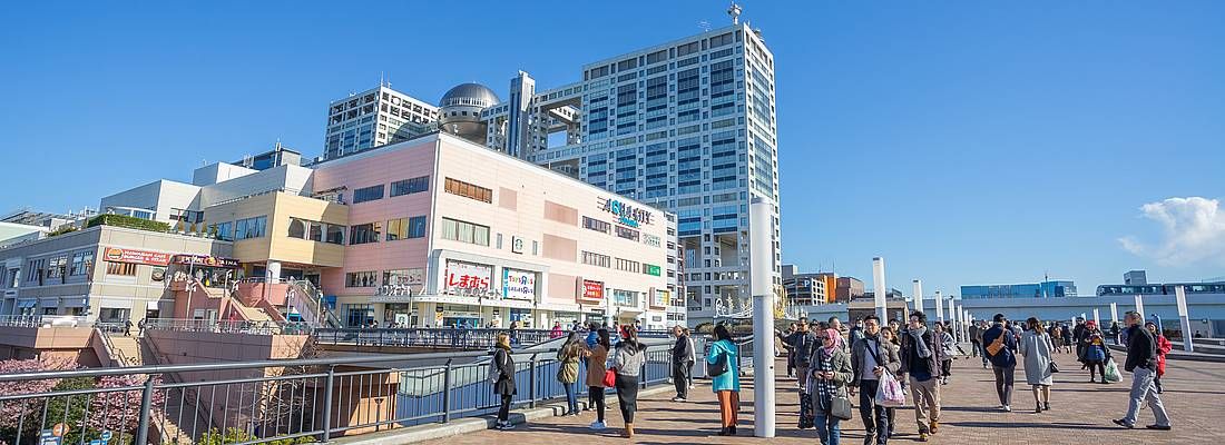 Zona pedonale ad Odaiba, vicino al centro commerciale AquaCity.