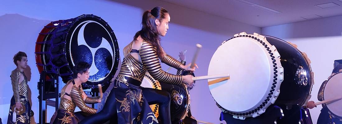 Percussionista suona il tamburo taiko durante uno spettacolo di Drum Tao.