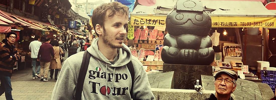 Marco Togni durante GiappoTour, al mercato Ameyoko a Ueno.