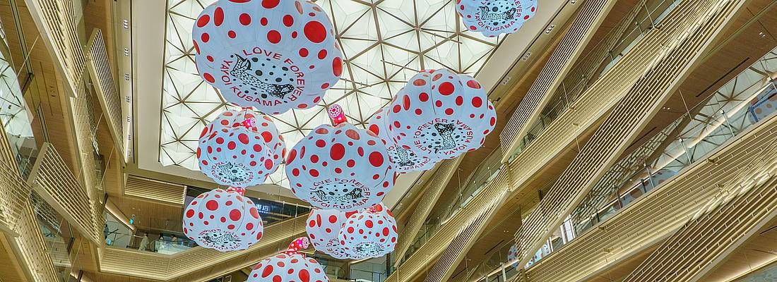 Zona centrale del centro commerciale Ginza Six, con opere d'arte dell'artista Yayoi Kusama.