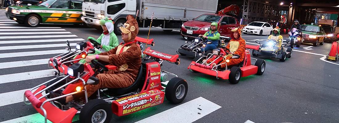 Go Kart sfrecciano per le strade di Tokyo.