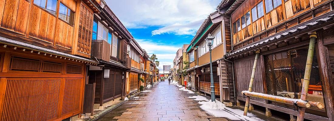 La zona di Higashi Chaya di Kanazawa, col sole dopo una giornata di pioggia.