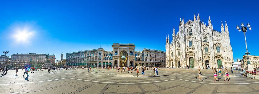 Vista fisheye di piazza Duomo a Milano.