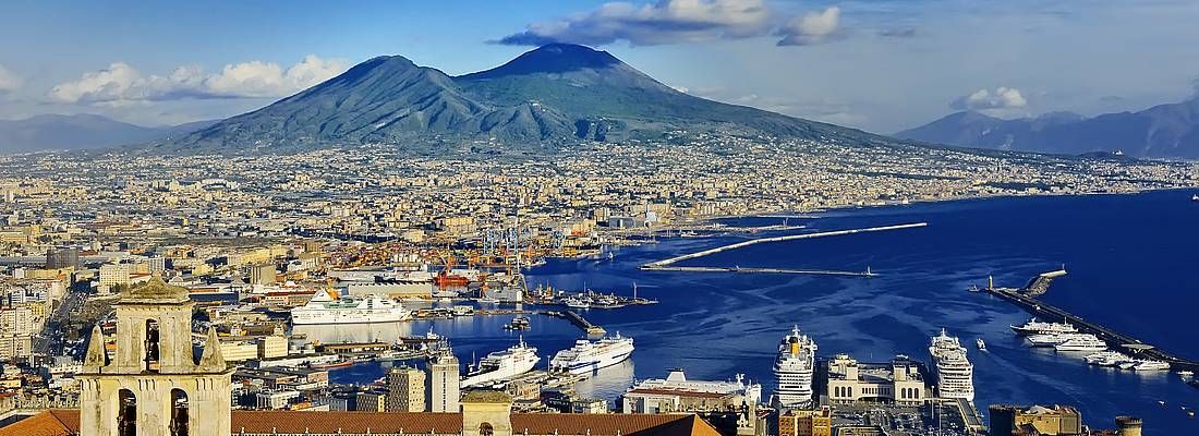 Vista panoramica di Napoli, con il Vesuvio sullo sfondo.