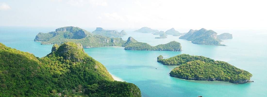 Una ragazza osserva il panorama a Koh Samui: mare cristallino e tante piccole isole ricoperte di verde.